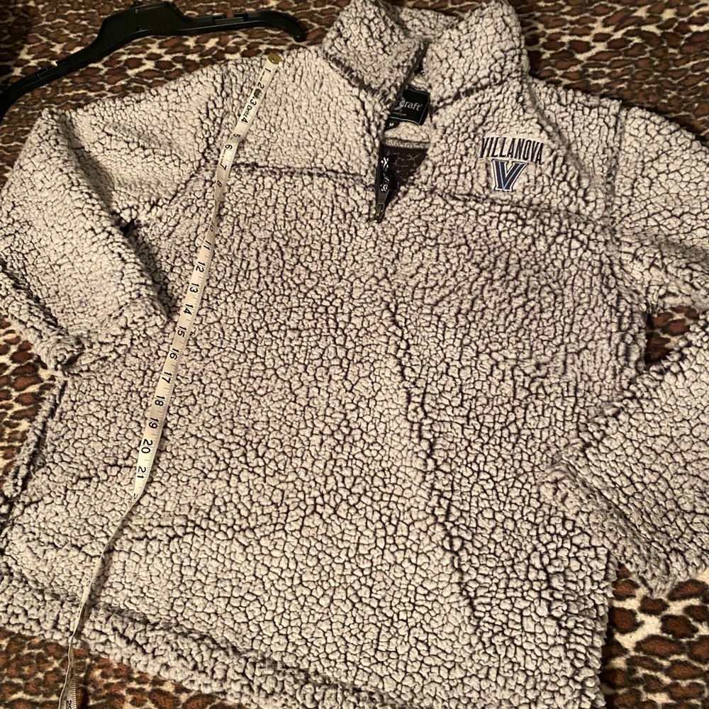 Sherpa pullover with \V/
